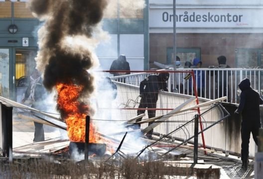 Los graves enfrentamientos en Suecia tras el llamado a "quemar el Corán" por parte de la ultraderecha