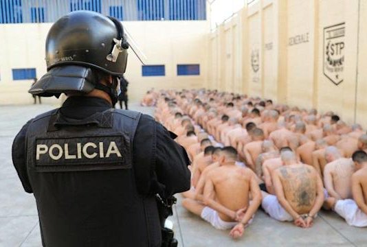 Policías de El Salvador denuncian que los obligan a cumplir cuotas de detenciones en la guerra contra las pandillas