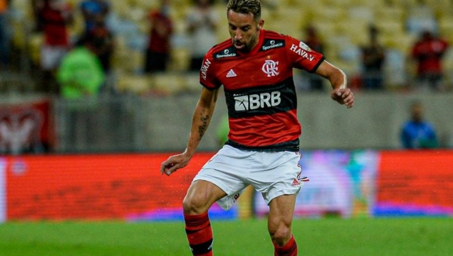 Prensa brasileña afirma que Mauricio Isla "vuelve la lucha por el puesto" tras anotar en Flamengo