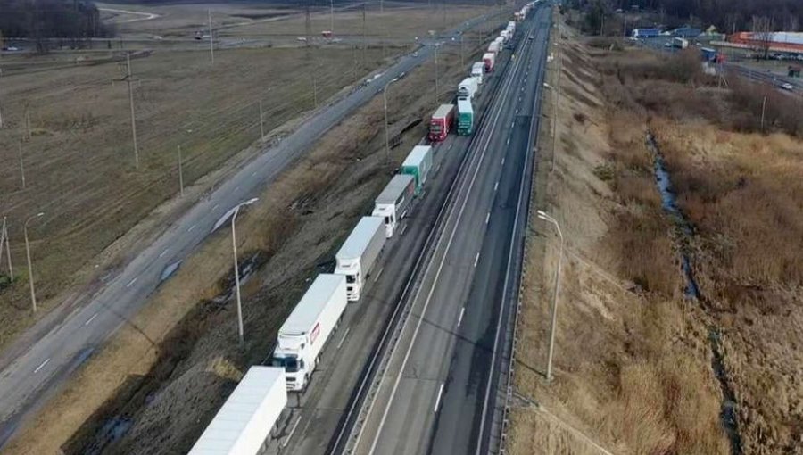 La gigantesca fila de más de 80 km que formaron los últimos camiones de carga rusos en abandonar la Unión Europea