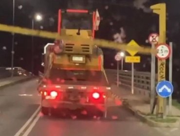 Camión derribó pórticos de acceso al puente Cau Cau de Valdivia pese a las restricciones establecidas