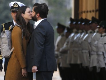 Fin a las noticias falsas: Presidente Boric llegó a La Moneda de la mano de la Primera Dama y hasta se besaron