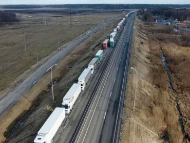 La gigantesca fila de más de 80 km que formaron los últimos camiones de carga rusos en abandonar la Unión Europea
