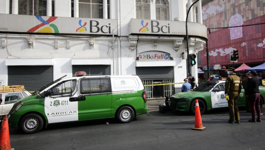 Detienen a sujeto que intentó asaltar sucursales bancarias en Recoleta y Santiago Centro este martes