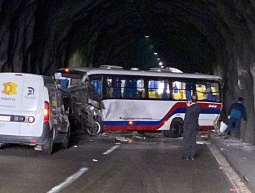 Ocho personas lesionadas deja choque de microbús al interior del túnel Los Gemelos en Viña del Mar