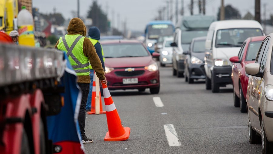 Manifestantes cortaron la ruta 160 en apoyo a dos personas que fueron detenidas tras ser sorprendidas con madera robada en Arauco