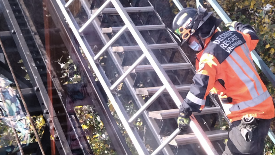 Seis pasajeros del ascensor Barón debieron ser rescatados luego que desperfecto los dejara a mitad de camino