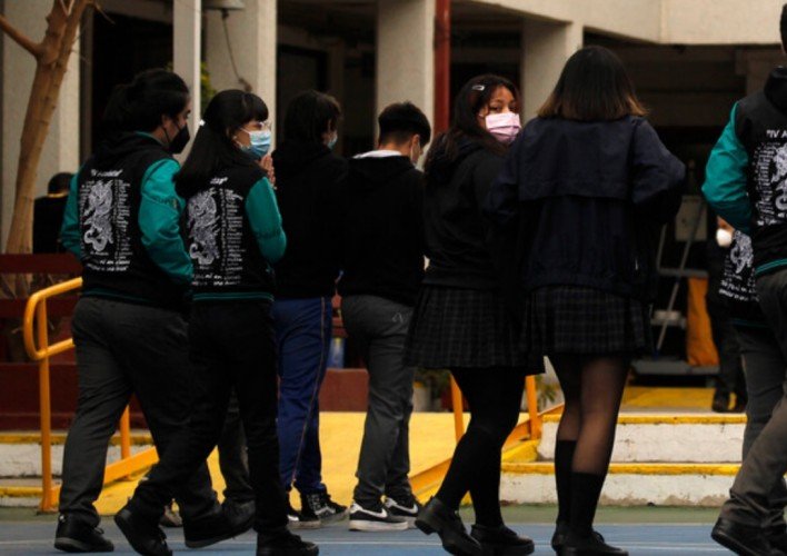 Cerca de 100 alumnos intentaron agredir a estudiante que volvió a clases tras cumplir cautelar por causa de delito sexual en Coronel