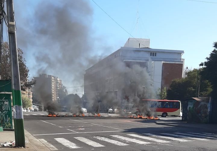 Encapuchados encendieron barricadas en las afueras de la casa central de la U. de Playa Ancha