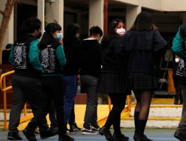 Cerca de 100 alumnos intentaron agredir a estudiante que volvió a clases tras cumplir cautelar por causa de delito sexual en Coronel