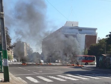 Encapuchados encendieron barricadas en las afueras de la casa central de la U. de Playa Ancha