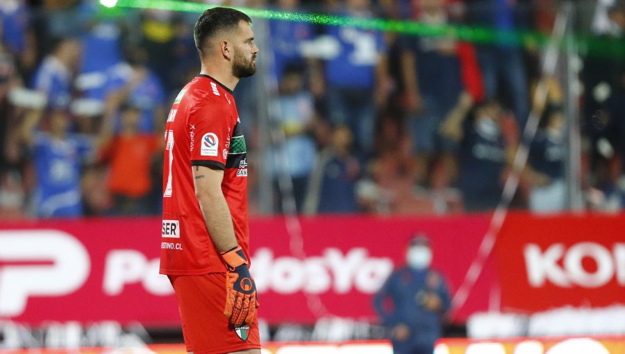 Árbitro consignó uso de láseres y desórdenes de hinchas de la U en el partido contra Palestino