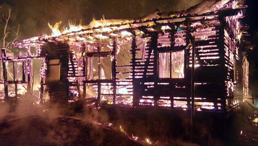 Encapuchados quemaron casa patronal del fundo Los Ajos en Tirúa: atentado se lo adjudicó la Alianza Territorial Mapuche