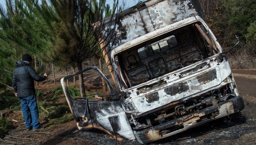 Encapuchados armados interceptaron y quemaron tres camiones en ruta que une Collipulli con Curaco