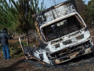 Encapuchados armados interceptaron y quemaron tres camiones en ruta que une Collipulli con Curaco