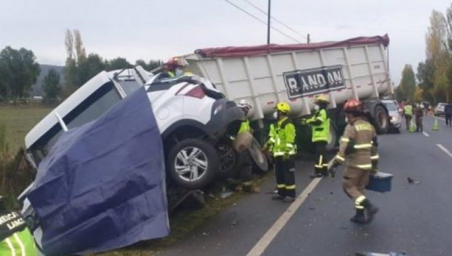 Dos personas fallecieron tras colisión en ruta de la región de Los Ríos: camión era conducido por exconsejero regional