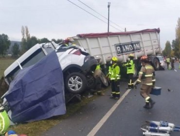 Dos personas fallecieron tras colisión en ruta de la región de Los Ríos: camión era conducido por exconsejero regional