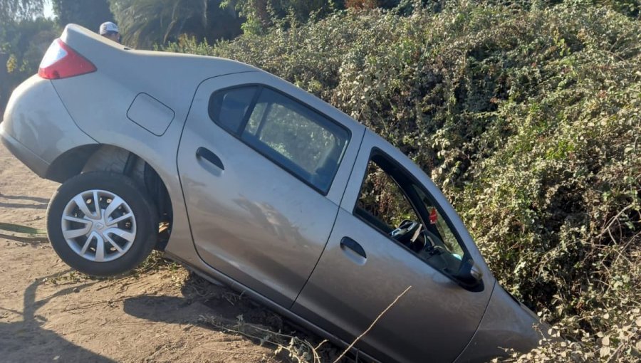 "Venía re bien": joven se vuelve viral tras terminar con auto en una zanja en su primera clase de manejo