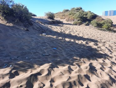 Alcalde de Concón propone cerrar acceso a visitantes de las dunas ante constantes daños: kilos de basura son extraídos diariamente