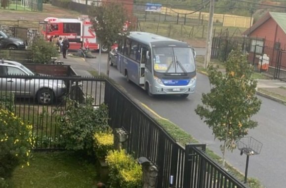 Joven se encuentra en riesgo vital tras caer desde bus en movimiento en Lomas de San Sebastián en Concepción