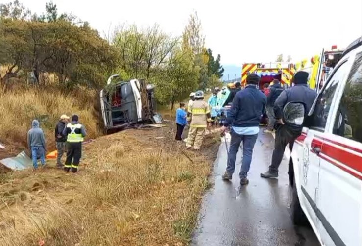 Dos fallecidos y al menos 14 lesionados deja volcamiento de bus interprovincial en San Javier