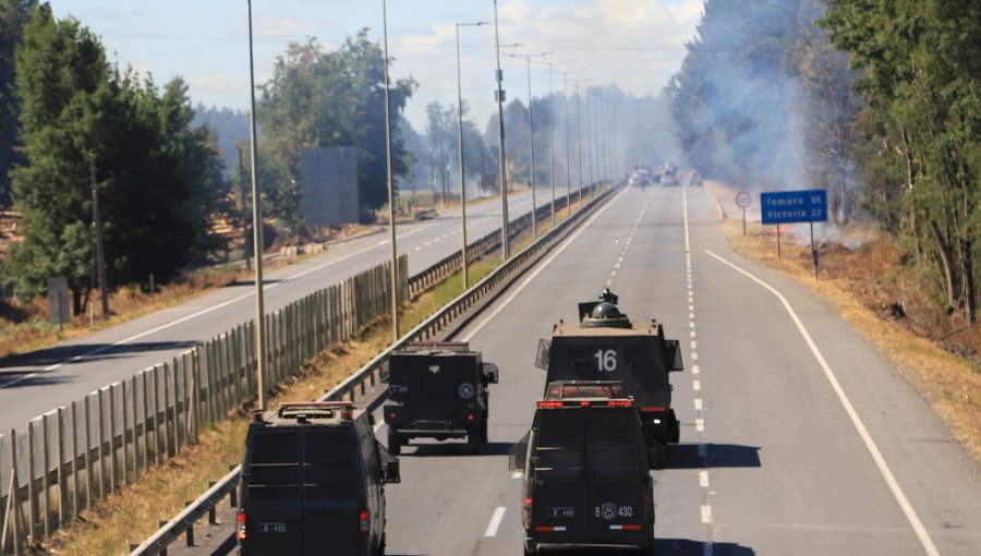 Ataque incendiario en Ercilla provocó enfrentamiento que dejó a una persona baleada y a vehículos quemados