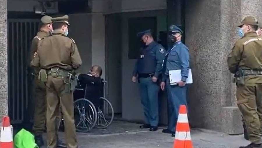 Hombre en silla de ruedas intentó quemarse a lo bonzo en las afueras de La Moneda: Carabineros detuvo su accionar