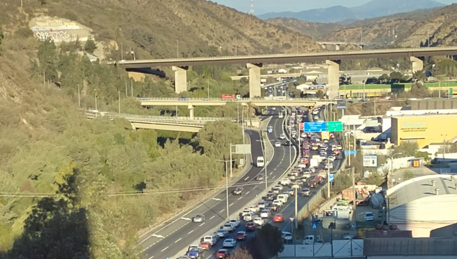 Caos en la autopista Troncal Sur por colisión múltiple entre camión y cuatro vehículos menores: congestión hacia Quilpué
