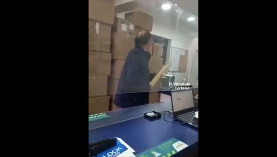 Nuevo episodio de violencia y xenofobia: hombre amenazó con un palo a trabajadores venezolanos en Santiago