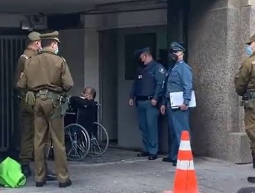 Hombre en silla de ruedas intentó quemarse a lo bonzo en las afueras de La Moneda: Carabineros detuvo su accionar