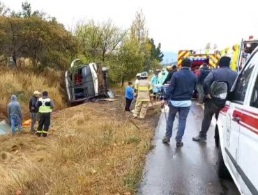 Dos fallecidos y al menos 14 lesionados deja volcamiento de bus interprovincial en San Javier