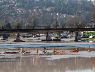 Automóvil cae al estero Marga Marga: ocupantes fueron rescatados por bomberos