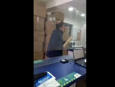 Nuevo episodio de violencia y xenofobia: hombre amenazó con un palo a trabajadores venezolanos en Santiago