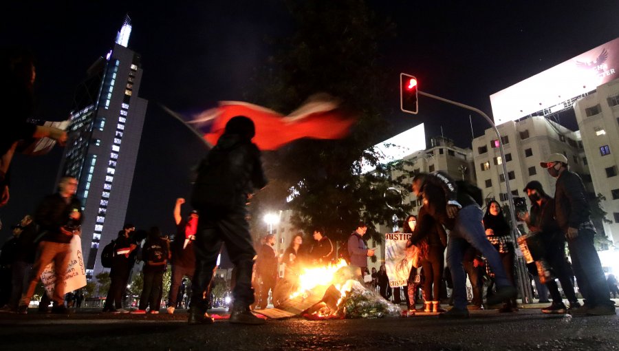 Disturbios y desvíos de tránsito pese a baja convocatoria en nueva jornada de manifestaciones en Plaza Baquedano