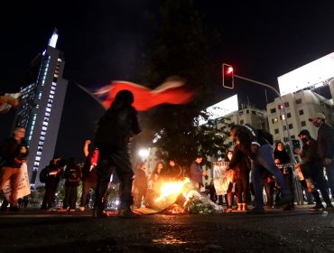 Disturbios y desvíos de tránsito pese a baja convocatoria en nueva jornada de manifestaciones en Plaza Baquedano