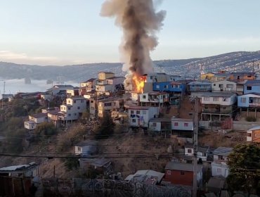 Dos casas de material mixto fueron consumidas por incendio registrado en el cerro Mesilla de Valparaíso