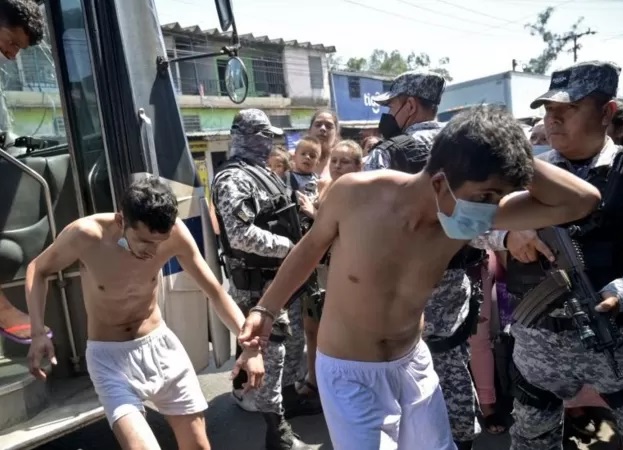 El Salvador alarga por otro mes el "estado de excepción" contra las pandillas tras una solicitud de Bukele