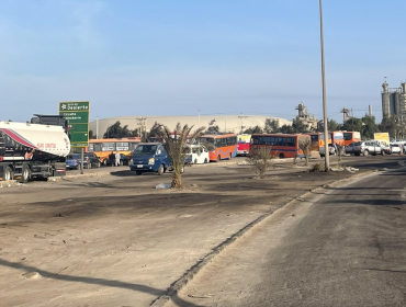 Microbuseros y camioneros obstaculizan las dos entradas a Arica en el marco del "paro nacional"