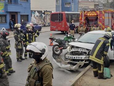 "Rescate vehicular complejo": Una persona lesionada deja choque entre dos automóviles en la transitada Av. Brasil de Valparaíso
