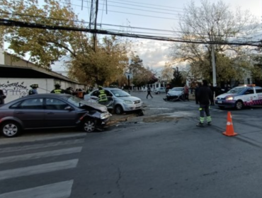 Triple colisión vehicular deja una persona lesionada en Macul: un conductor quedó atrapado en su automóvil
