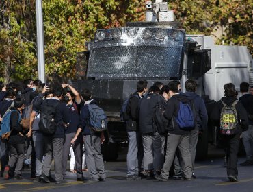 Un menor con quemadoras y cuatro estudiantes detenidos tras incidentes en las afueras del Instituto Nacional