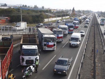 Gobierno anuncia reunión con representantes de camioneros que bloquean parcialmente la ruta 5 Sur en Paine