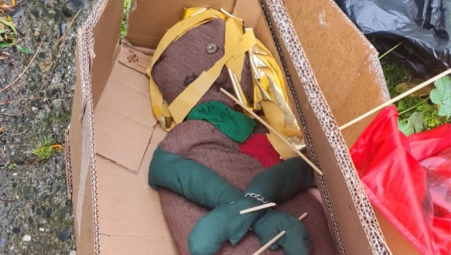 Investigan amenaza contra alcaldesa de Valdivia: hallan ataúd de cartón y muñeco tipo vudú en acceso al municipio
