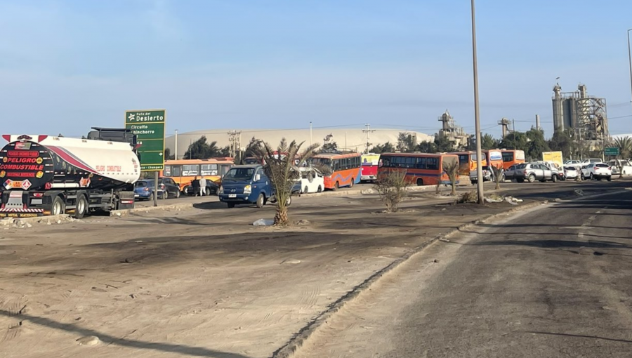 Microbuseros y camioneros obstaculizan las dos entradas a Arica en el marco del "paro nacional"