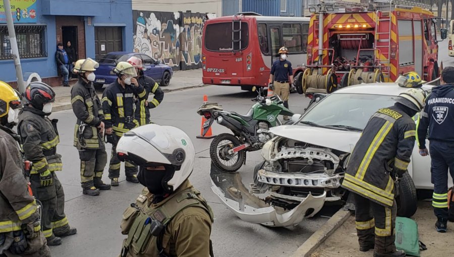 "Rescate vehicular complejo": Una persona lesionada deja choque entre dos automóviles en la transitada Av. Brasil de Valparaíso
