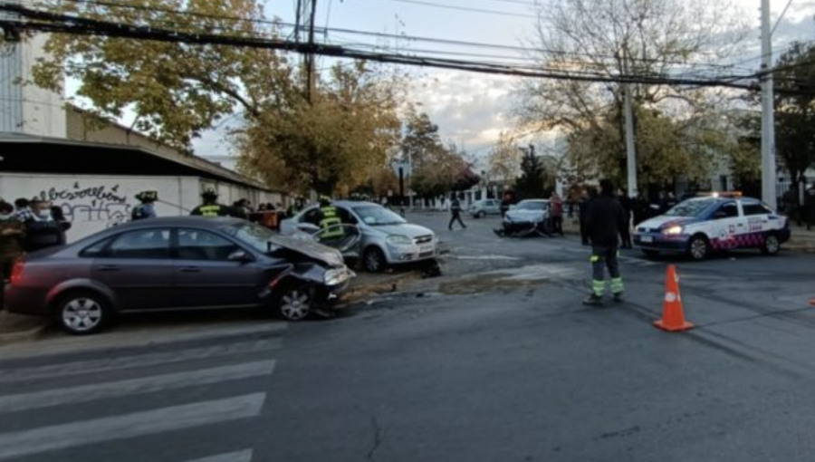 Triple colisión vehicular deja una persona lesionada en Macul: un conductor quedó atrapado en su automóvil