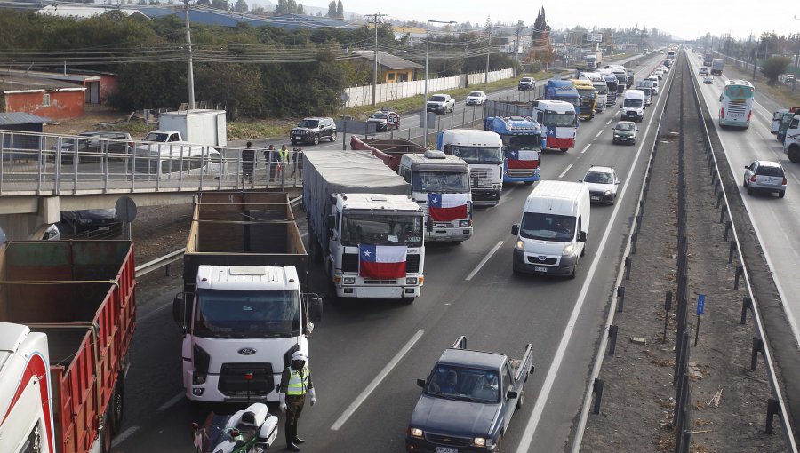 Gobierno anuncia reunión con representantes de camioneros que bloquean parcialmente la ruta 5 Sur en Paine