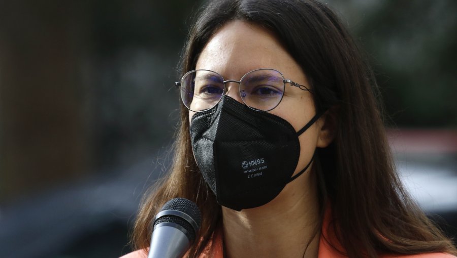 "¡Este no es el camino!": Alcaldesa de Santiago condenó incidentes en las afueras del Instituto Nacional