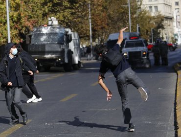 Alumnos del Instituto Nacional protestaron en la Alameda, se enfrentaron a Carabineros y lanzaron artefactos incendiarios: un estudiante resultó quemado