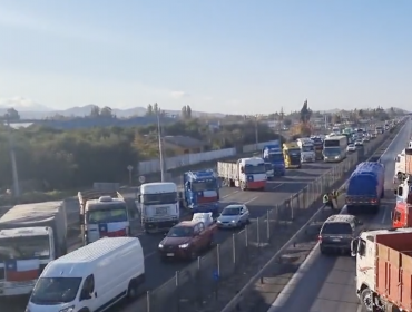 Camioneros mantienen bloqueos parciales en la ruta 5 Sur, a la altura de Paine